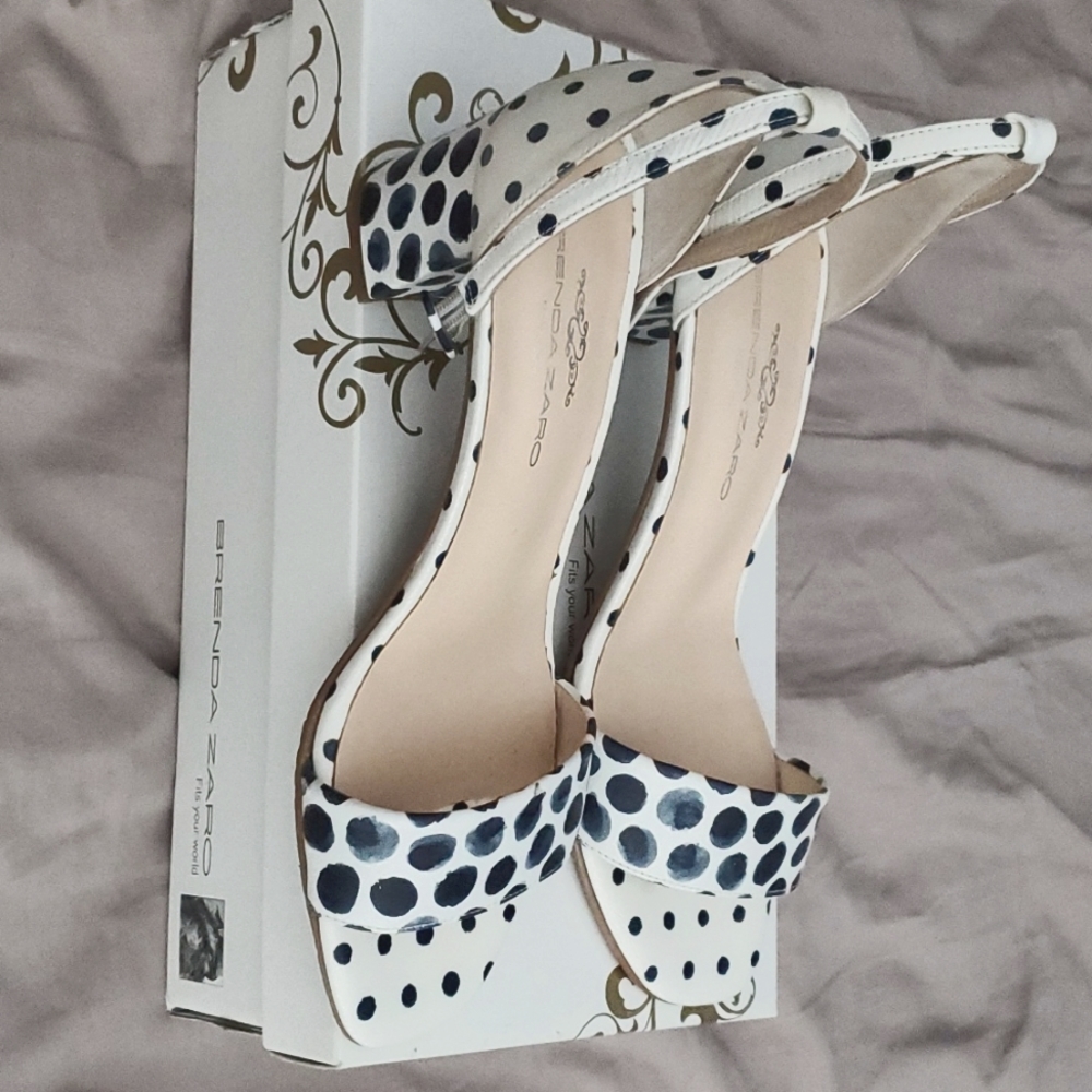 Brenda Zaro, 39 1/2, white and blue